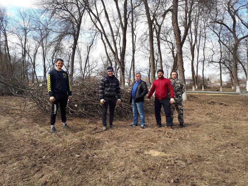 Молодые депутаты Курганинского района Виктор Жигалкин и Ефим Кравцов приняли участие в субботнике на территории парка хутора Южного.