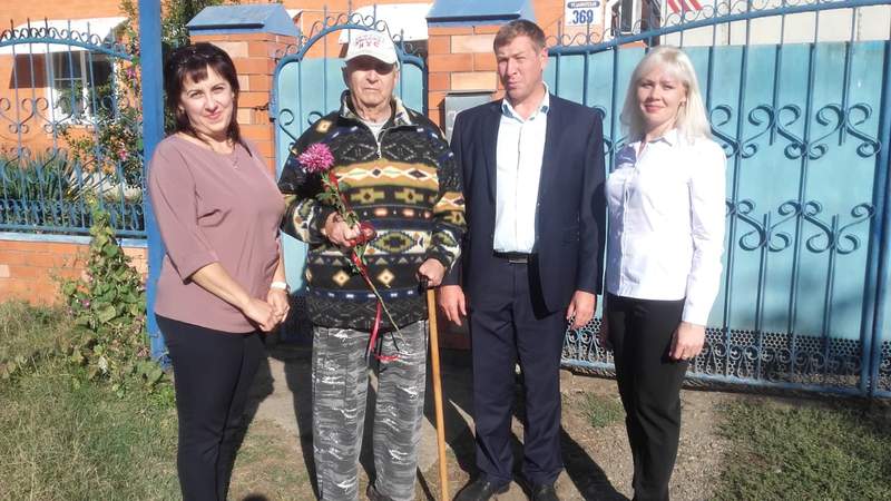 Молодые депутаты Родниковского и Октябрьского сельских поселений вручили юбилейные медали ветеранам