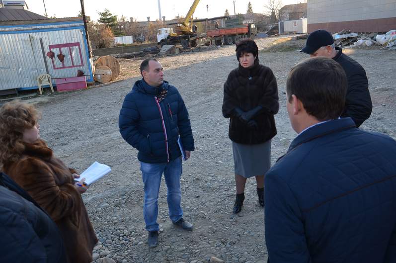 Очередное рабочее совещание на стройплощадке спорткомплекса в 76 квартале провела первый заместитель главы Курганинского района Светлана Мезрина