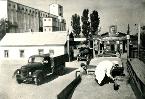      Первые машины с зерном колхоза имени Калинина на Курганинском элеваторе, июль 1952 года. Фотодокументы Оп. 1, д. 141.