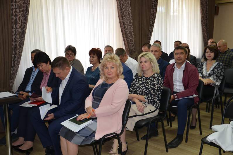 Рабочая неделя началась с планерного совещания, которое провел глава Курганинского района Андрей Ворушилин