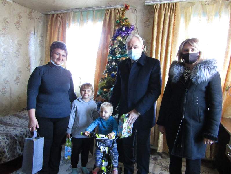 Глава Курганинского района Андрей Ворушилин вручил подарки детям из семей, нуждающихся в особом внимании государства
