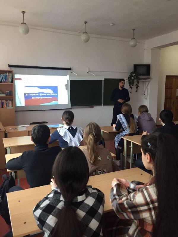Школьники Курганинского района встретились с молодыми депутатами