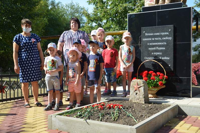 Акцию «Капсула времени», посвященную 75-летию Победы, провели сегодня у мемориалов в поселке Красное Поле и хуторе Свобода