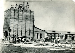      Строительство элеватора в станице Курганной, 1945 год. Фотодокументы Оп. 1, д. 544.