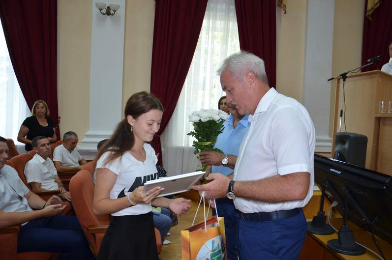 Глава района Андрей Ворушилин на планерном совещании наградил девочку, спасшую сестру из пожара