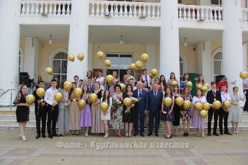 Сегодня глава Курганинского района Андрей Ворушилин и председатель районного Совета Сергей Маханев провели прием-чествование лучших выпускников муниципалитета 2021 года